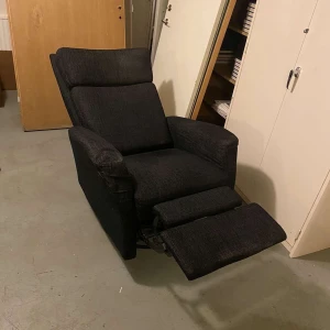 Fåtölj - Hej.  Vi är ett UF företag nygammal glans som ger gammla möbler ett nytt liv genom att städa de och rengöra de. Denna fåtölj säljer vi för endast 300kr. Men pris kan diskuteras vid snabb affär. 