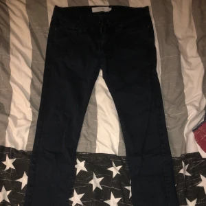 Svarta jeansbyxor, stretch skinny - Snygga svarta jeansbyxor med en klassisk design. Perfekta för en stilren look. De har en rak passform och är tillverkade i ett slitstarkt material.