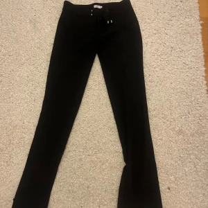 Lågmidjade kostymbyxor  - Jättesnygga kostymbyxor med låg midja från Nelly❣️
