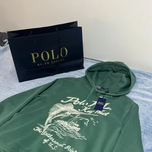  Polo Ralph Lauren hoodie  - Säljer en grön hoodie från Polo Ralph Lauren😁 med tryck av en fisk och texten 'Key West' och 'The Southernmost Point of U.S.'.nypris 3199kr mitt pris 2099kr🔥