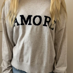 Beige Amore tröja - Jag säljer en beige Amore tröja utan några som helst slitage. Andvänd ett fåtal gånger. Säljer då den inte kommer till användning!