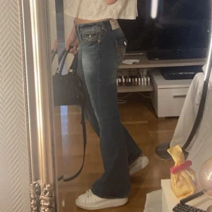 True religion jeans - Använda rätt så lite, inga defekter eller slitage på de. Säljer då jag inte använder dom så mycket som jag hoppats på, nypris 1599kr💖tycker de sitter som en S