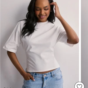 den populära Nelly toppen - Jag säljer nu min Nelly topp i storleken S den va lite stor på mig så jag vill köpa mindre sen💗 den är ass snygg och passar så sjukt bra till jeans o kjol!! Så snygg knytt vid ryggen med!! Använd några få gånger! Buda!!