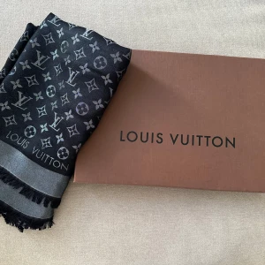  Louis Vuitton monogram scarf  - Monogram scarf i svart och silver 60% silke, 40% ull  Djur och rökfritt hem   Kvitto från Louis Vuitton butiken i Stockholm bifogas. 142.5 x 142.5 cm