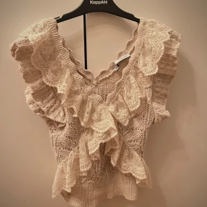 Beige stickad volangtopp från Zara - Supersöt  beige stickad topp med fina spetsdetaljer och volanger. Från Zara i storlek S💞Har andvänts endast en gång☺️