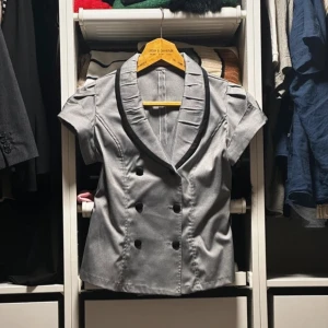 Kortärmad kavaj - Liten i storlek, mer som en M 🩵 Office Siren