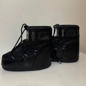 Moon Boots icon low glance - Snygga svarta Moon Boots endast använda 2-3 gånger förra vintern. Dom är i storlek 36/38.