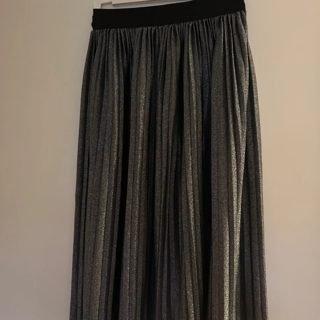 Glittrig långkjol med resårmidja