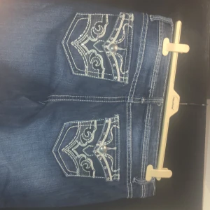 ND weekend  jeans  - Snygga blå jeans från ND weekend jeans med unika broderade detaljer på bakfickorna. Liknar Miss Me jeans..Inköpta i USA stl 12 motsvarar ca 42/44