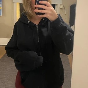 Svart oversized ziphoodie - Jättefin lite oversized zip hoodie!