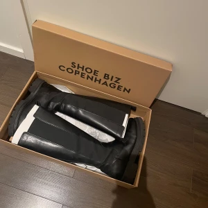 Svarta stövlar från Shoe Biz Copenhagen - Svarta stövlar från Shoe Biz Copenhagen. Inköpta på Jackie i mall of Scandinavia.. Bekväma stövlar i skinn med högt skaft och chunky sula. Använd fåtal gånger. Ordinarie pris 2200