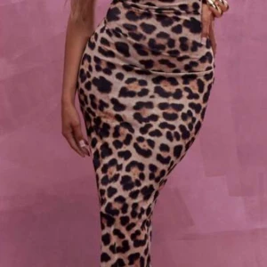 Leopardmönstrad klänning - Trendig leopardmönstrad klänning med tight passform. Perfekt för att sticka ut med stil. Klänningen har en smickrande siluett och ärmlös design.