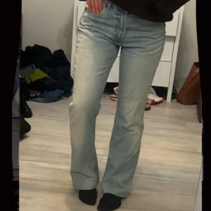 Låg midjade jeans med bootcut - Zara jeans med bootcut-stil. Låga i midjan, använda fåtal gånger! Jag är kort och sytt upp de men det går att sprätta upp det (har inte klippt) 