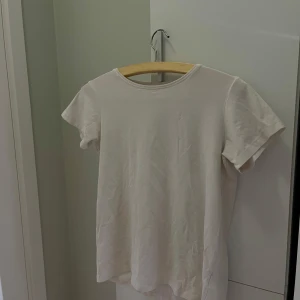 vit t-shirt - En fin vit t-shirt som passar till nästan allt 💕