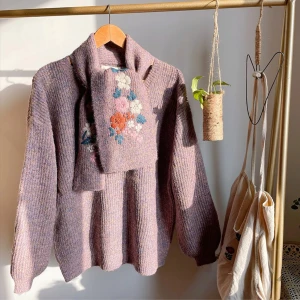 Lila oversized stickad tröja med fast broderad halsduk - Mysig dusty lavendel-lila stickad tröja med en fast broderad halsduk/wrap around. V-ringad design och långa ballongliknande armar. Lös/oversized passform. Använd 1-2 gånger. Ord pris 546kr. Bara att fråga om fler bilder önskas ***Köpare står för frakt om inget annat anges!