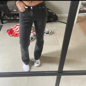 Jeans weekday  - Grå jeans från weekday, storlek 24/30! Använda en gång, säljer då jag har fler liknande.  De är i nyskick!! Modell: twig mid straight  Pris kan diskuteras vid snabb förhandling!🫶