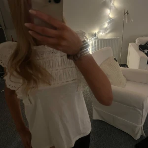 Vit LINDEX blus- ny med prislapp🤍 - Säljer denna helt oanvända blusen/toppen med detaljer från Lindex. Som sagt prislapp är kvar (se sida 5). Superfin både till vardagen och lite finare tillfällen.💞