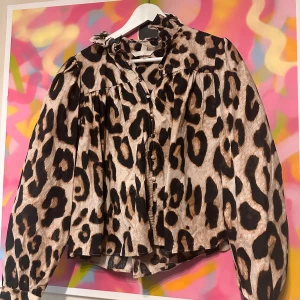 Leopard blus  - Leopard blus med volangdetaljer