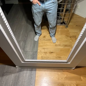 Blå jeans från Zara - Snygga blå jeans från Zara med en klassisk straight passform. De har en midwaist design och är perfekta för en avslappnad stil. Tillverkade i ett slitstarkt denimtyg.