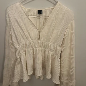 Gina blus  - En jätte fin blus men har tyvärr inte kommit till användning den har några små fläckar på sig 