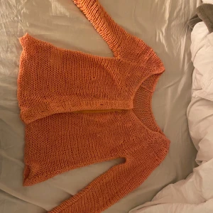 Orange stickad kofta från Hunkydory - Säljer en så fin korall-orange färgad stickad kofta från Hunkydory. Koftan har en öppen design med långa ärmar och en luftig stickning som ger en avslappnad look. Perfekt för lager-på-lager under svalare dagar.💝💝