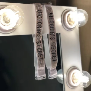 Victorias secret - säljer Victoria’s Secret bh-band av strass! i bra skick men det finns en mycket liten defekt om du böjer remmen på ett visst sätt kommer strassarna att se ut att komma ut trots att de inte gör det! (sista bilden)