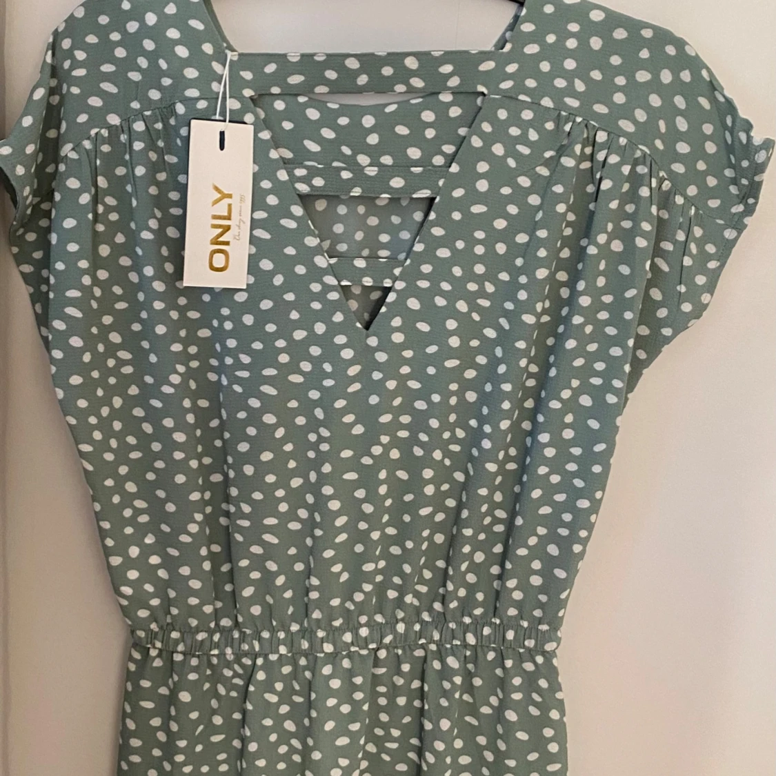 Grön prickig klänning från ONLY - 90