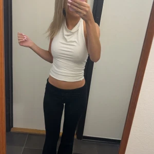 Topp  - Super fin topp med öppen rygg från Gina, helt ny med prislapp kvar! 