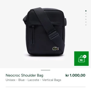 Svart axelväska från Lacoste - Snygg och praktisk svart axelväska från Lacoste med justerbar rem och dragkedja. Perfekt för att bära dina dagliga nödvändigheter. Den ikoniska krokodilloggan ger en stilren touch. Pris kan diskuteras 