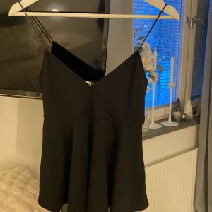 Topp - Perfekt att använda på sommaren men passar även till nyår. Köpt secondhand så har inte så bra koll på vad det är för märke. Aldrig använd, fråga om bild på om du är intresserad 💘