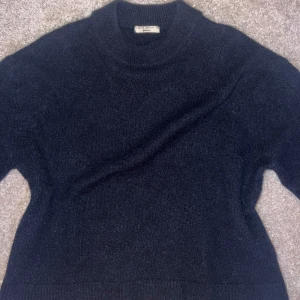 Mörkblå stickad tröja från Gina Tricot - Säljer en mörkblå stickad tröja från Gina Tricot. Perfekt för kyligare dagar och enkel att matcha med olika outfits. Endast använd fåtal gånger i bra skick.😊