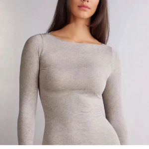 Beige Intimissmi  - Beige Intimissmi tröja!! Säljer då den inte kommer till andvönding längre💗andvönd ungefär 5 gånger kanske och väldigt bra skick, som oaadvänd, kontakta för fler bilder💗