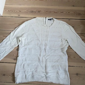 Vit tröja från Warehouse - Säljer en jättefin vit tröja från Warehouse med horisontella ränder! Tröjan har kortare ärmar/trekvarts ärmar och en rund halsringning. Skulle säga att den är M