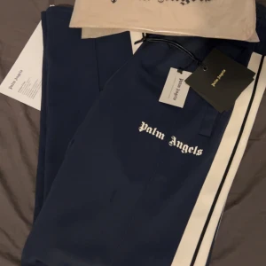  Palm Angels byxor - Snygga blå byxor från Palm Angels, byxorna är i väldigt fint skick, kvitto påse o tags får man med, skriv vid funderingar eller fler bilder vid snabb affär billigare pris, modellen på bilden är 186 cm