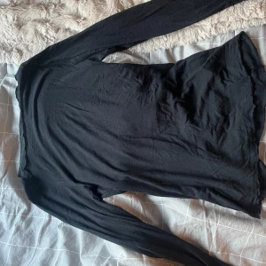 Svart intimissimi  - Säljer en svart långärmad tröja från intimissimi. Finns täcken på användning, ett litet hål på armen 💗