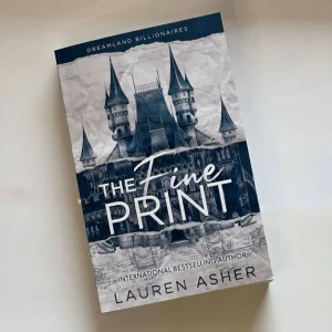 The Fine Print - jättebra bok som säljs bara föratt jag behöver pengar, 100% nytt skick, inga tecken på användning, köpte den 2 månader sen, priset kan diskuteras 💕