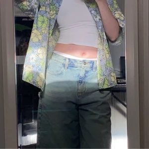 Ljusblå jeansshorts - Blå dad shorts från Asos i märket Collusion. Svinsnygga men tyvärr har dom blivit för små på mig :-( 