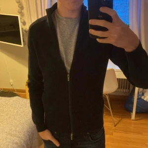 Massimo dutti full zip - Tja, säljer denna riktigt snygga full zip tröjan | Märke: Massimo dutti | Storlek: S | Skick: 9/10 | Material: 100% Bomull | För frågor är det bara att höra av sig | Pris är diskuterbart | 