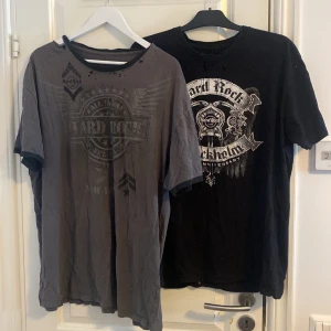 T-shirts från Hard Rock Café - Två coola t-shirts från Hard Rock Café. En svart med Stockholm-tryck och en grå med slitet tryck och detaljer vid halsen. Perfekta för en rockig stil!