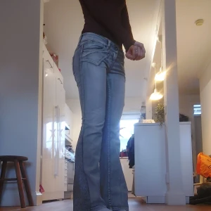 Lågmidjade bootcut jeans - Supersnygga Jeans som är utsydda till bootcut i Leopolard, Sjukt snyggt! Detaljer på fickorna, ljusgråa och i storlek W27 L32. Innerbenslängd 80cm, Midjemått tvärs över är 39cm, höftbredd är ca 46. Skriv för fler frågor💞
