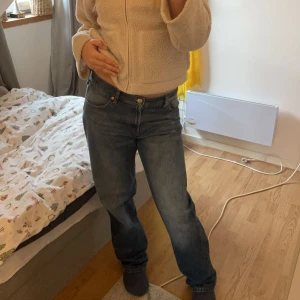 Jeans - Säljer ett par blåa jeans från Lindex i storlek 38. De är form av straight och Lindex pris 599:- och jag sänker de 150kr 💗