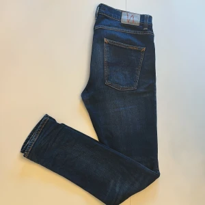 Mörkblå jeans från Nudie Jeans - Snygga mörkblå jeans från Nudie Jeans. Modell: Lean Dean i storlek L32 W31