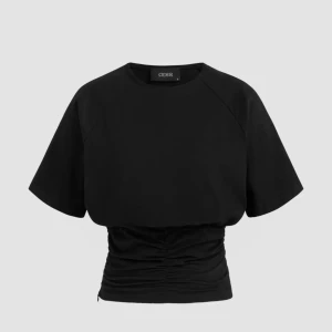 Svart topp från Cider - Snygg svart topp från Cider med korta ärmar och en åtsittande midja. Den var så snygg men tyvärr lite för liten för mig, och därför kommer den inte till användning. Har aldrig använt den utan bara testats. Kontakta gärna vid frågor💗