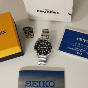 Seiko SUMO - Säljer den numera ganska sällsynta Seiko Sumo ref. SBDC001. Det är alltså första Sumon som släpptes, utan X:et på urtavlan. Oservad. Kommer som fullset. Bara legat i klocklådan i flera år. Tror det uppstod lite imma på glaset sist den bars så ett trycktest alt. täthetsserv. kan vara bra innan användning i vatten.
