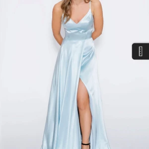 Balklänning - Säljer nu min balklänning från ”ivoryfield” i modellen ”blake klänning”. Då jag inte har någon mer bal. Den är använd endast en gång och är i nyskick ( inga skador alls). Den är i storlek 4(s) och passar nån som är lång. Nypris är 3300kr säljer nu för 2800kr pris går att diskutera! Skriv privat ifall du har några frågor❤️