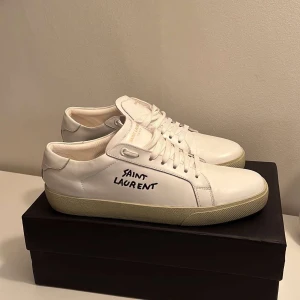Vita sneakers från Saint Laurent - Snygga vita sneakers från Saint Laurent. Original förpackning medföljer. Använda enast 1 gång. Pris kan diskuteras vid snabb affär. Kvitto tyvärr borttappat därav det lite lägre pris