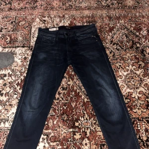  Replay jeans - Snygga mörkblå jeans från Replay. Jeansen har använt ca 3-4 gånger så relativt nya. Storleken är w31 L32 slimfit. Tveka inte på att ställa frågor!              Mvh Hugo 