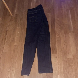 Mörkblå jeans Daren - Snygga mörkblå jeans från Daren med klassisk femficksdesign och kontrastsömmar. Perfekta för en stilren look.nypris 1000kr