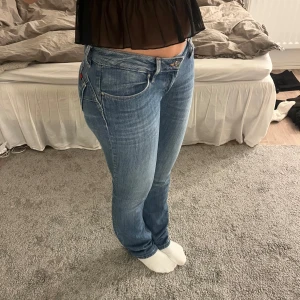 Bootcut jeans med låg midja  - Säljer dessa super snygga bootcut jeans från Salsa🥰😊En slags inbyggd push-up i rumpan som sitter jätte snyggt! Även väldigt låg midja, liknande g-rise💕Nypris 1499 (salsa jeans)