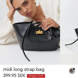 Svart midi axelväska med lång rem - Elegant svart axelväska med rem och stilren design. Väskan har en dekorativ guldfärgad låsdetalj och är perfekt för att bära dina dagliga nödvändigheter. Den är både praktisk och snygg, vilket gör den till ett utmärkt val för alla tillfällen. Den snygga slutsålda väskan från gina tricot, den lilla modellen